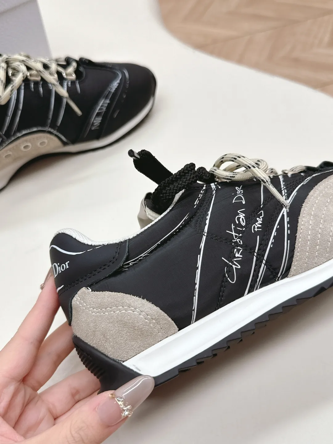 👟👟Ex-factory price 660👟👟 Dior sketch Dior spring and summer catwalk style graffiti sketch moral training shoes Forrest shoes. Original development. The most photographed item in the 25ss spring and summer show. This pair of shoes has changed the single design style of Forrest shoes in the previous impression. It retains the original shape. The details are very in line with the current fashion trend, but it also incorporates the manager's new understanding and retro feelings for Forrest shoes. The overall feeling is brand new. The material is a bit matte leather, full of retro style. It looks very high-end. The feeling on the foot is very convex. The upper foot is really good-looking and versatile. It can be worn with any style of clothes, pants and skirts. It looks good on anyone. Original combination outsole Size: 35-45